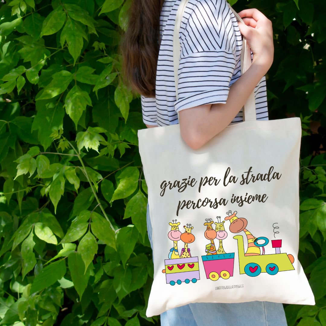 Borsa shopper con design divertente indossata su una spalla, adatta all’uso quotidiano da insegnanti, educatori o allenatori