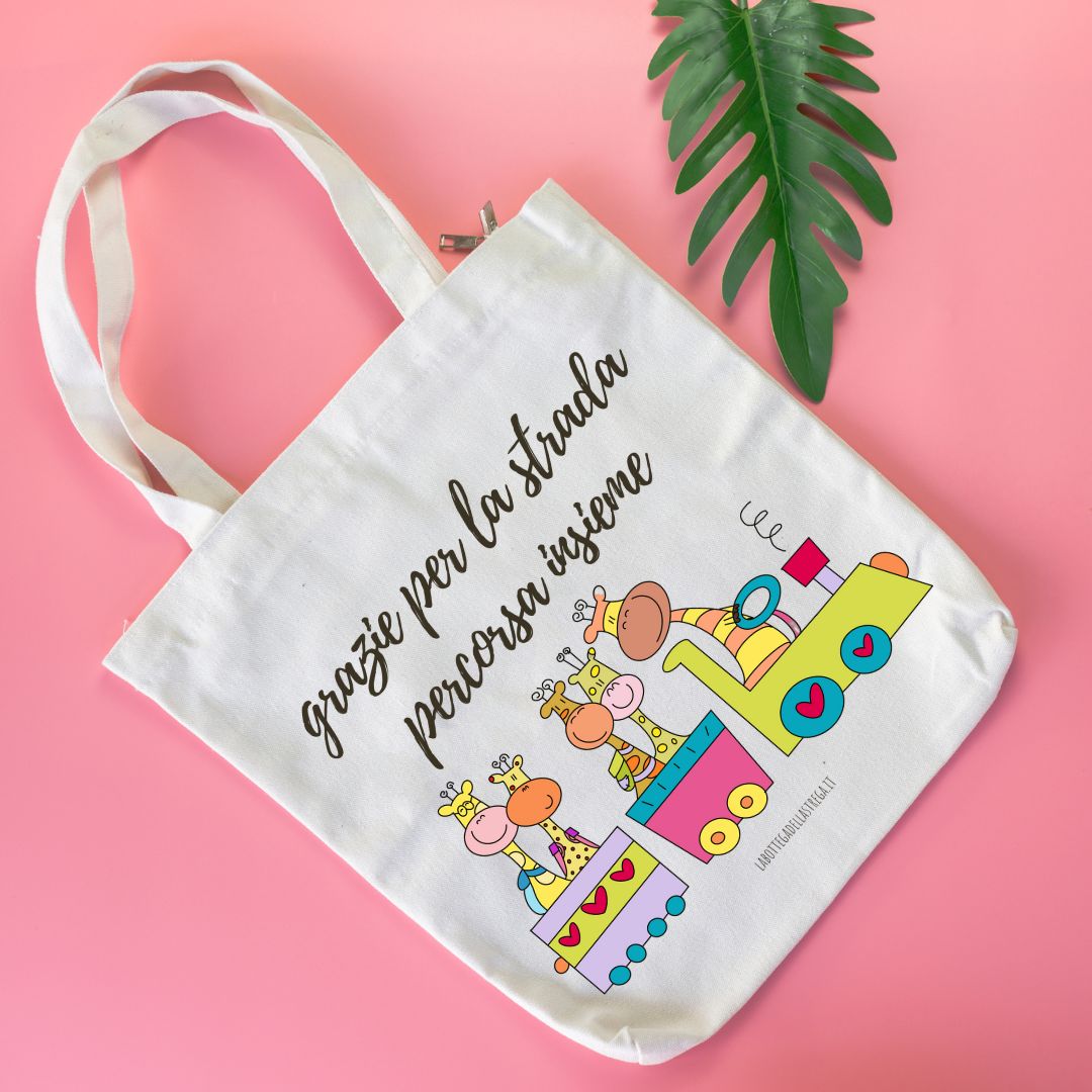 Primo piano della stampa con animaletti e frase affettuosa sulla borsa per maestra, perfetta per ringraziare a fine anno scolastico