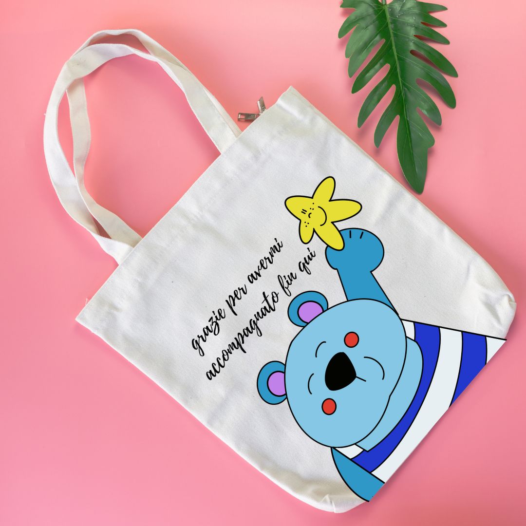 Borsa shopper con orso Pisolo e frase “Grazie per avermi accompagnato fin qui” – regalo di fine anno per maestra o educatore.