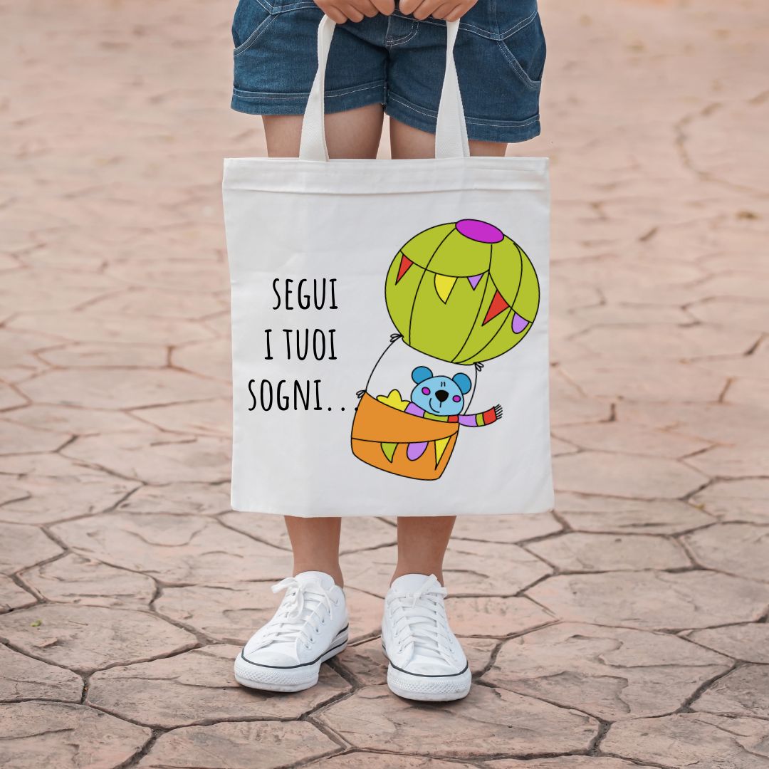 Borsa shopper con il design di Pisolo, l'orso sognatore che stringe una stellina tra le zampe, perfetta per bambini e adulti.