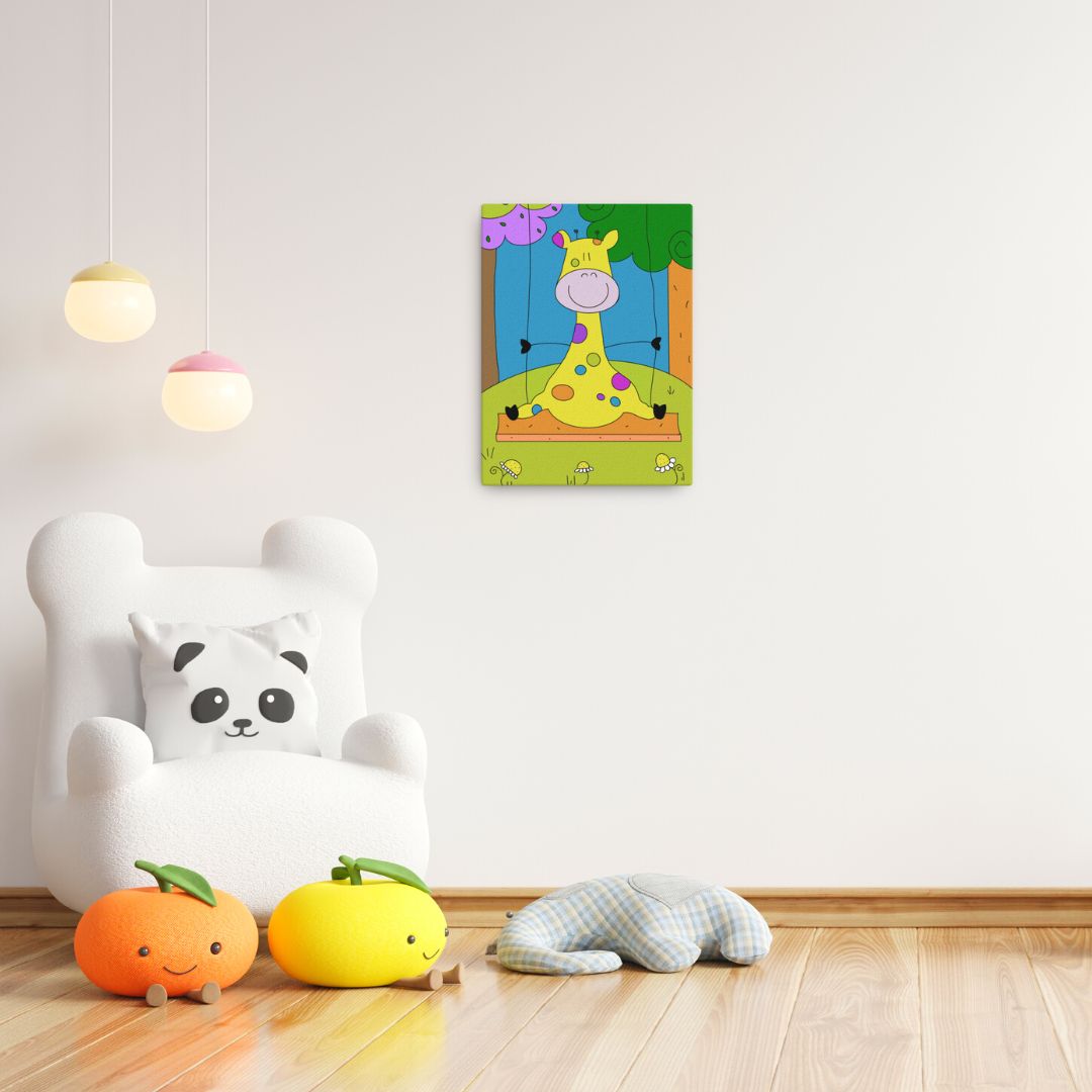 Stampa su tela "Raffa la Giraffa in altalena" per la cameretta dei bambini, con telaio in legno massello e gancio. Illustrazione colorata e positiva che porta allegria, perfetta come regalo di nascita.