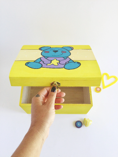 Scatola dei ricordi in legno dipinta a mano per conservare i tesori della nascita del bambino.