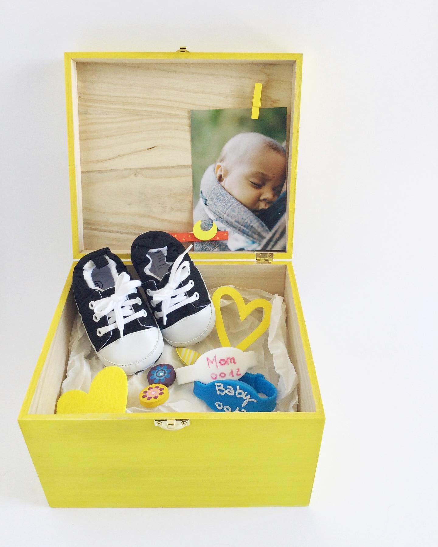 Scatola dei ricordi in legno dipinta a mano per conservare i tesori della nascita del bambino.