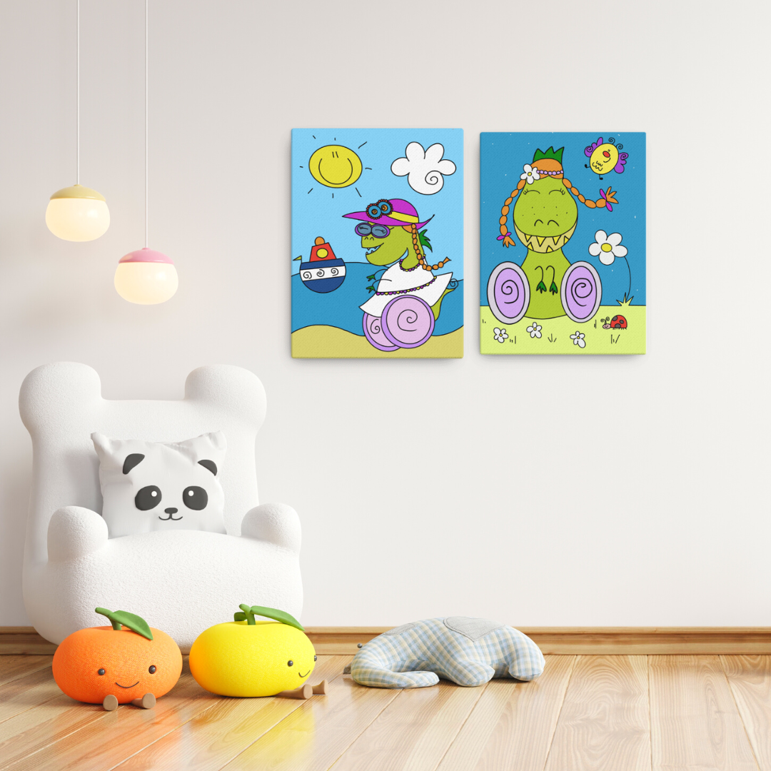 Quadro su tela con illustrazione di Dina, il dinosauro con disabilità che esplora il mondo con le sue ruote. Decorazione educativa per la cameretta dei bambini.