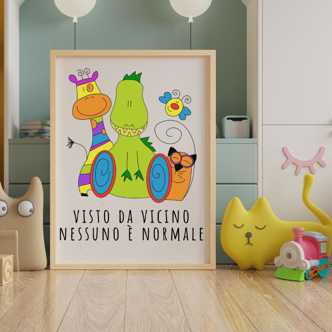 Poster "Visto da Vicino Nessuno è Normale" con illustrazione di Dino il Dinosauro con disabilità e ruote, simbolo di inclusione e diversità per bambini. Stampa su carta professionale 250gr, formato 30x45 cm.