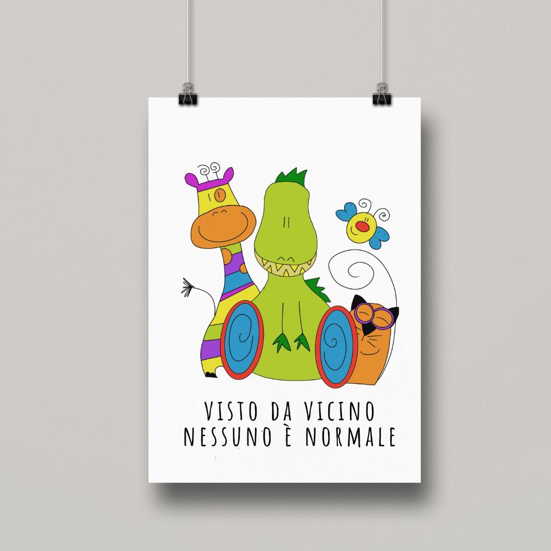 Poster "Visto da Vicino Nessuno è Normale" con illustrazione di Dino il Dinosauro con disabilità e ruote, simbolo di inclusione e diversità per bambini. Stampa su carta professionale 250gr, formato 30x45 cm.
