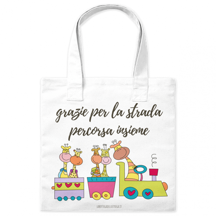 : Borsa shopper in tela con illustrazione di treno guidato da una giraffa e scritta "Grazie per la strada percorsa insieme", ideale come regalo di fine anno per maestre

