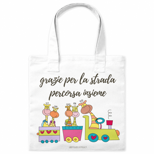 : Borsa shopper in tela con illustrazione di treno guidato da una giraffa e scritta "Grazie per la strada percorsa insieme", ideale come regalo di fine anno per maestre


