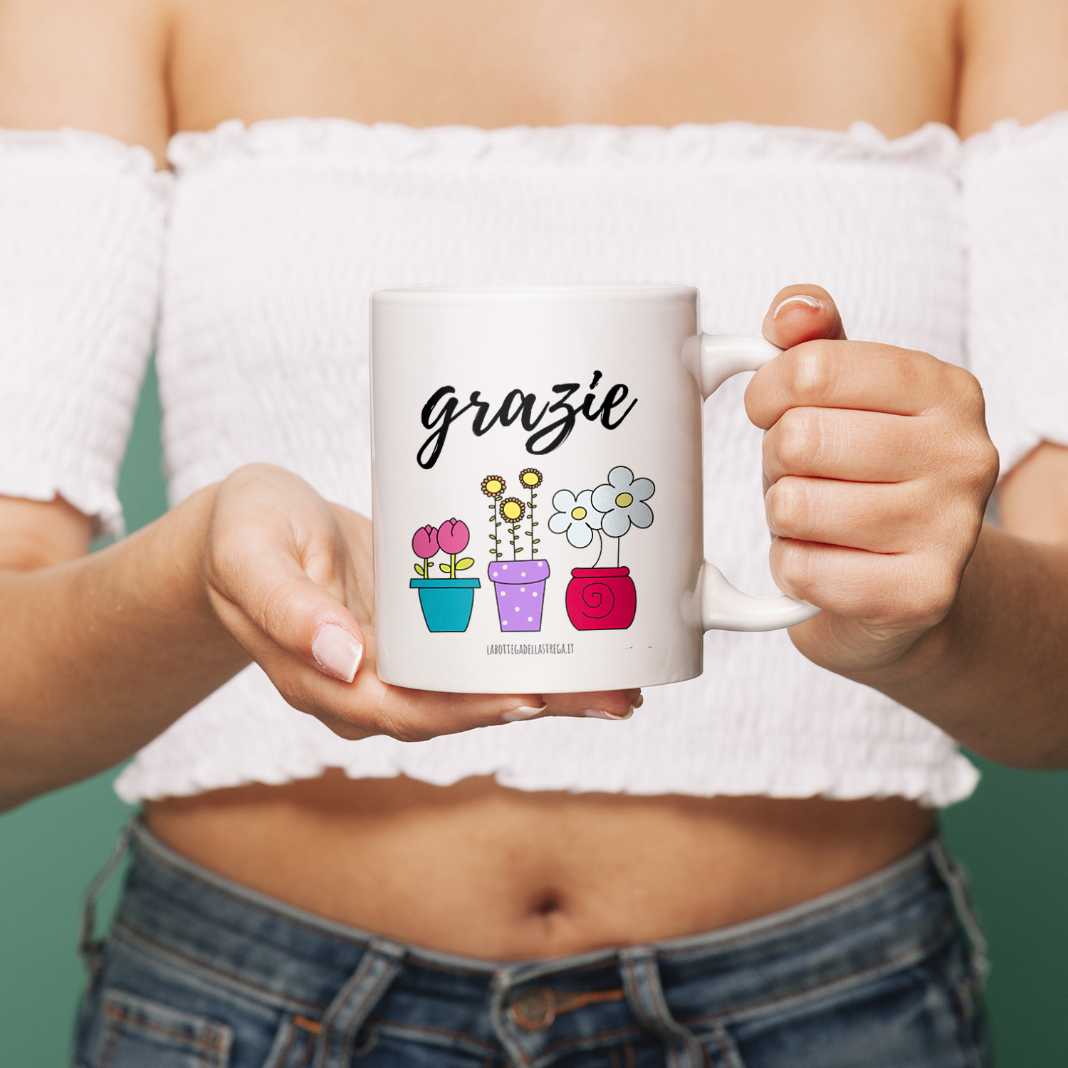 Dettaglio dell’illustrazione artistica con vasi di fiori su tazza mug in ceramica

