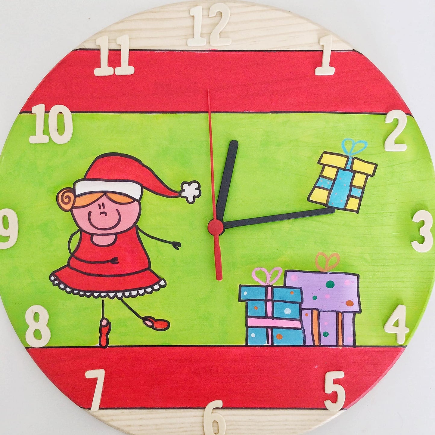 Orologio Natalizio in Legno Dipinto a Mano – Ballerina e Pacchi Regalo