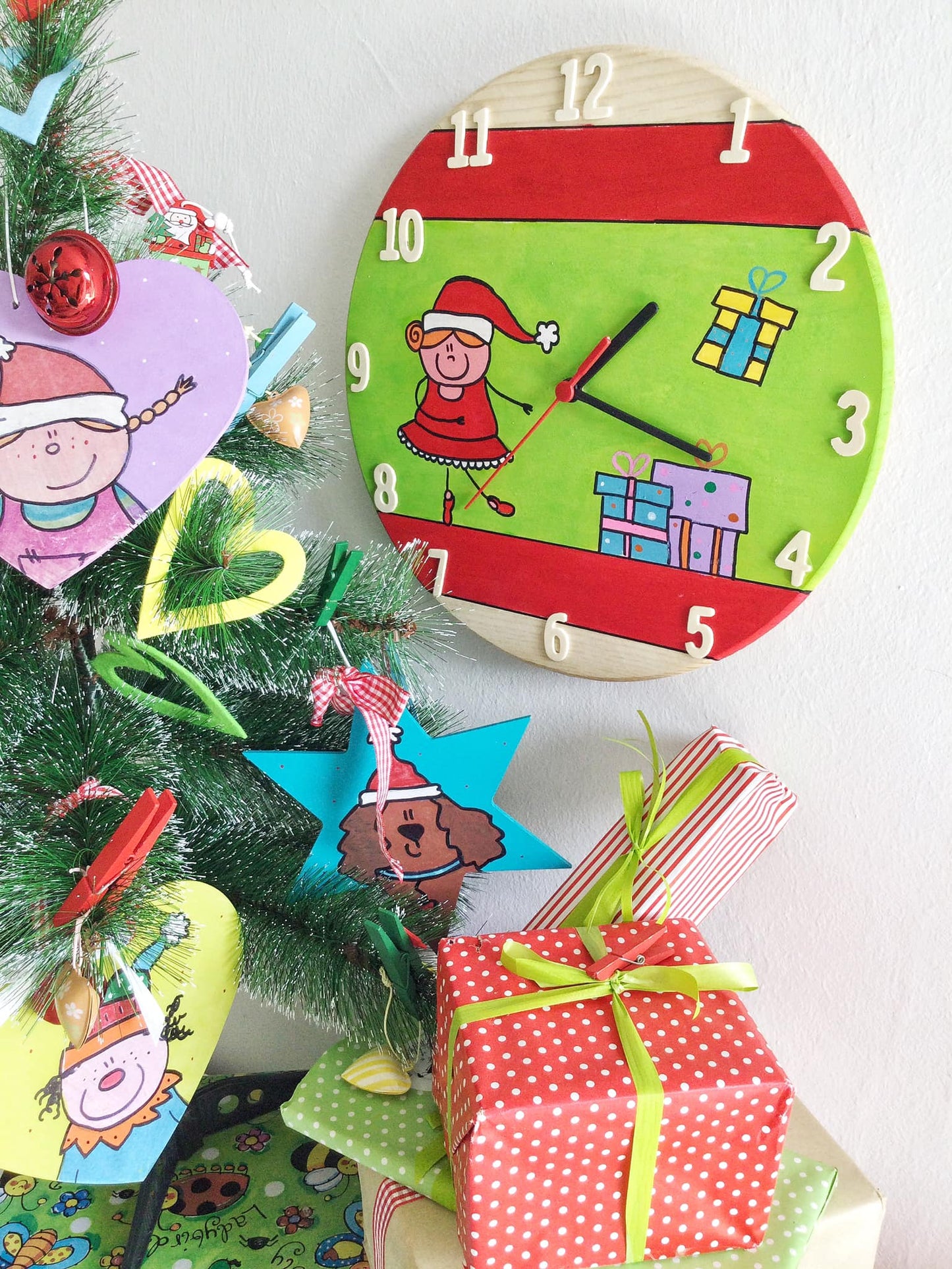 Orologio Natalizio in Legno Dipinto a Mano – Ballerina e Pacchi Regalo