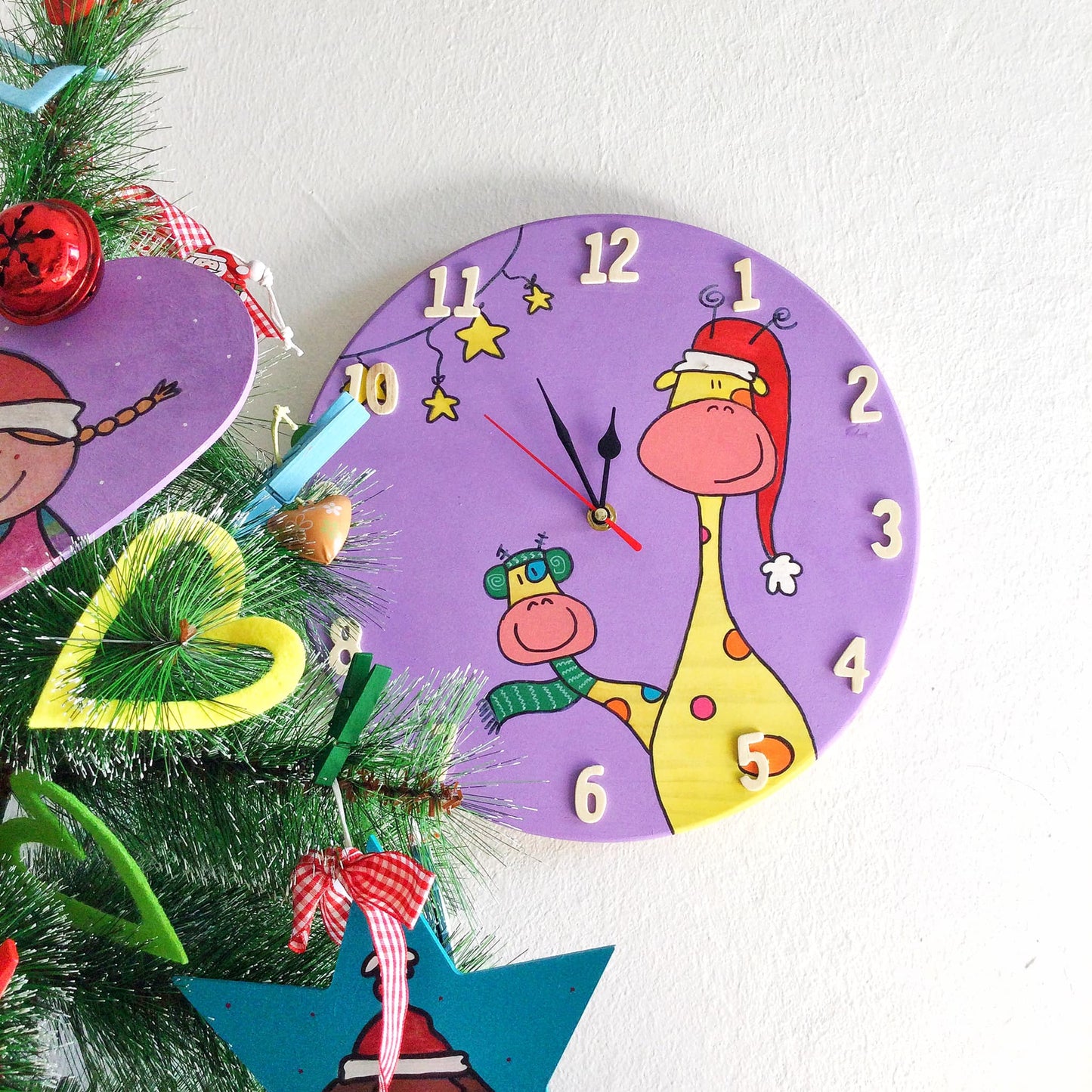 Orologio da Parete in Legno Dipinto a Mano – Giraffe Natalizie Lilla