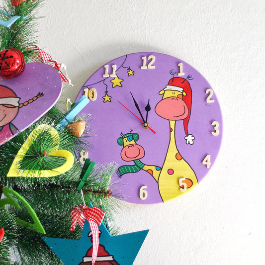 Orologio da Parete in Legno Dipinto a Mano – Giraffe Natalizie Lilla