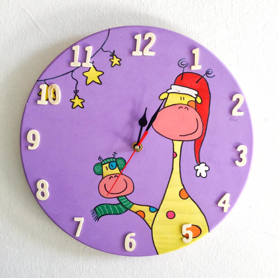 Orologio da Parete in Legno Dipinto a Mano – Giraffe Natalizie Lilla