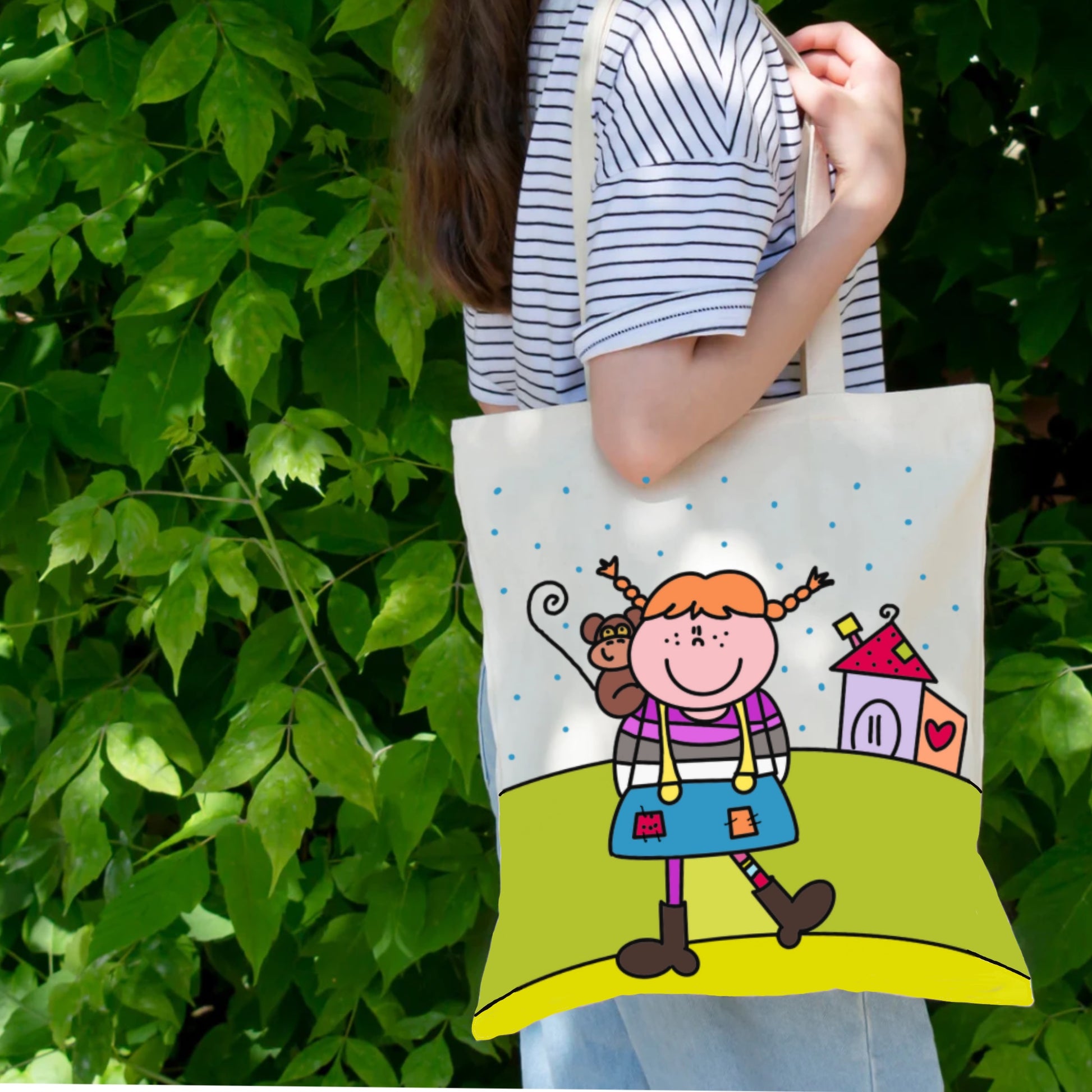 Shopper con illustrazione vivace di Pippi Calzelunghe, perfetta per la spiaggia, la scuola o per fare acquisti quotidiani, con un messaggio positivo e allegro.