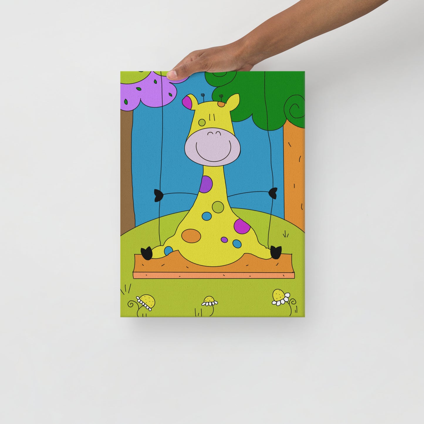 Stampa su tela "Raffa la Giraffa in altalena" per la cameretta dei bambini, con telaio in legno massello e gancio. Illustrazione colorata e positiva che porta allegria, perfetta come regalo di nascita