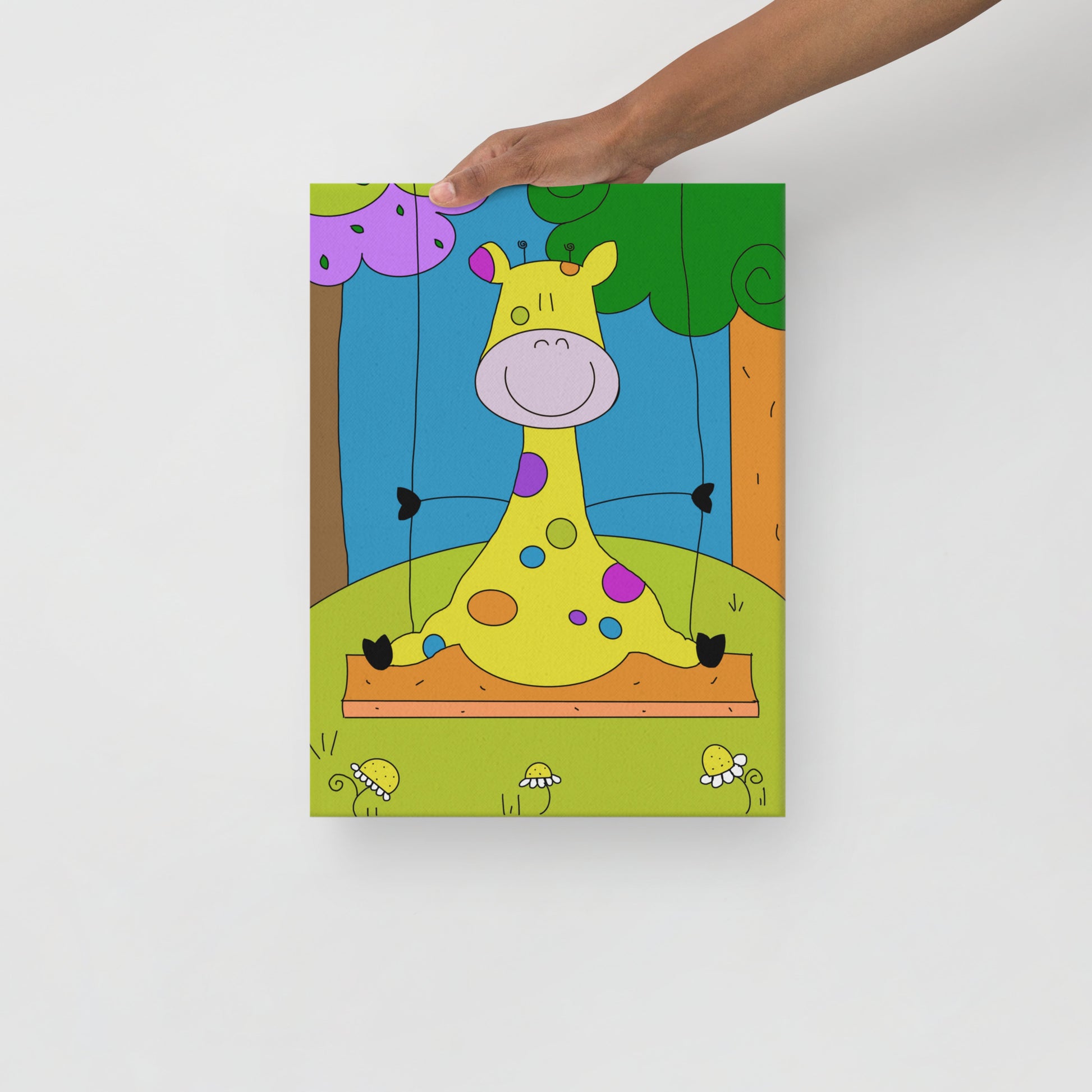 Stampa su tela "Raffa la Giraffa in altalena" per la cameretta dei bambini, con telaio in legno massello e gancio. Illustrazione colorata e positiva che porta allegria, perfetta come regalo di nascita