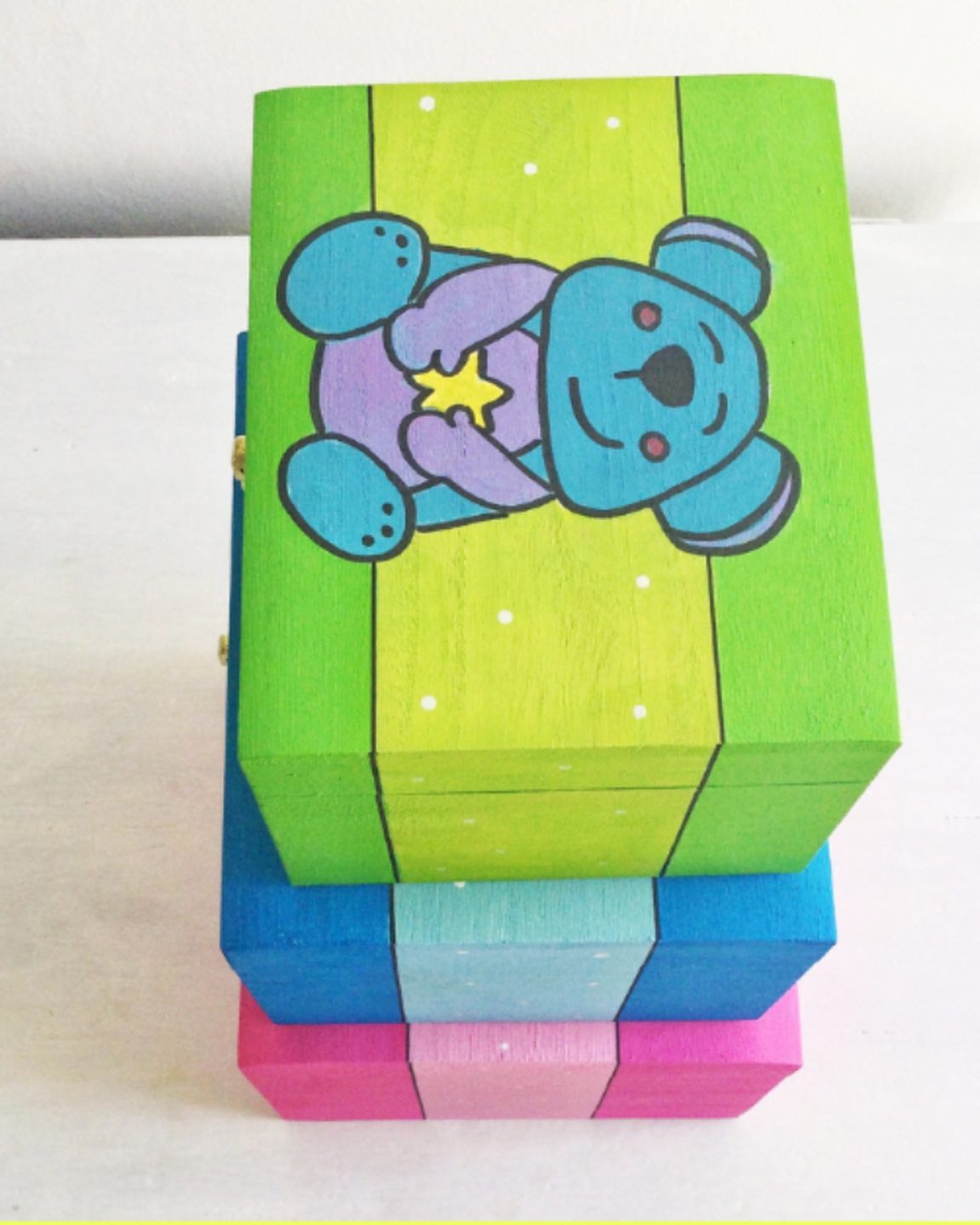 Scrigno in legno dipinto a mano con illustrazioni originali, ideale per conservare i ricordi della nascita del bambino.