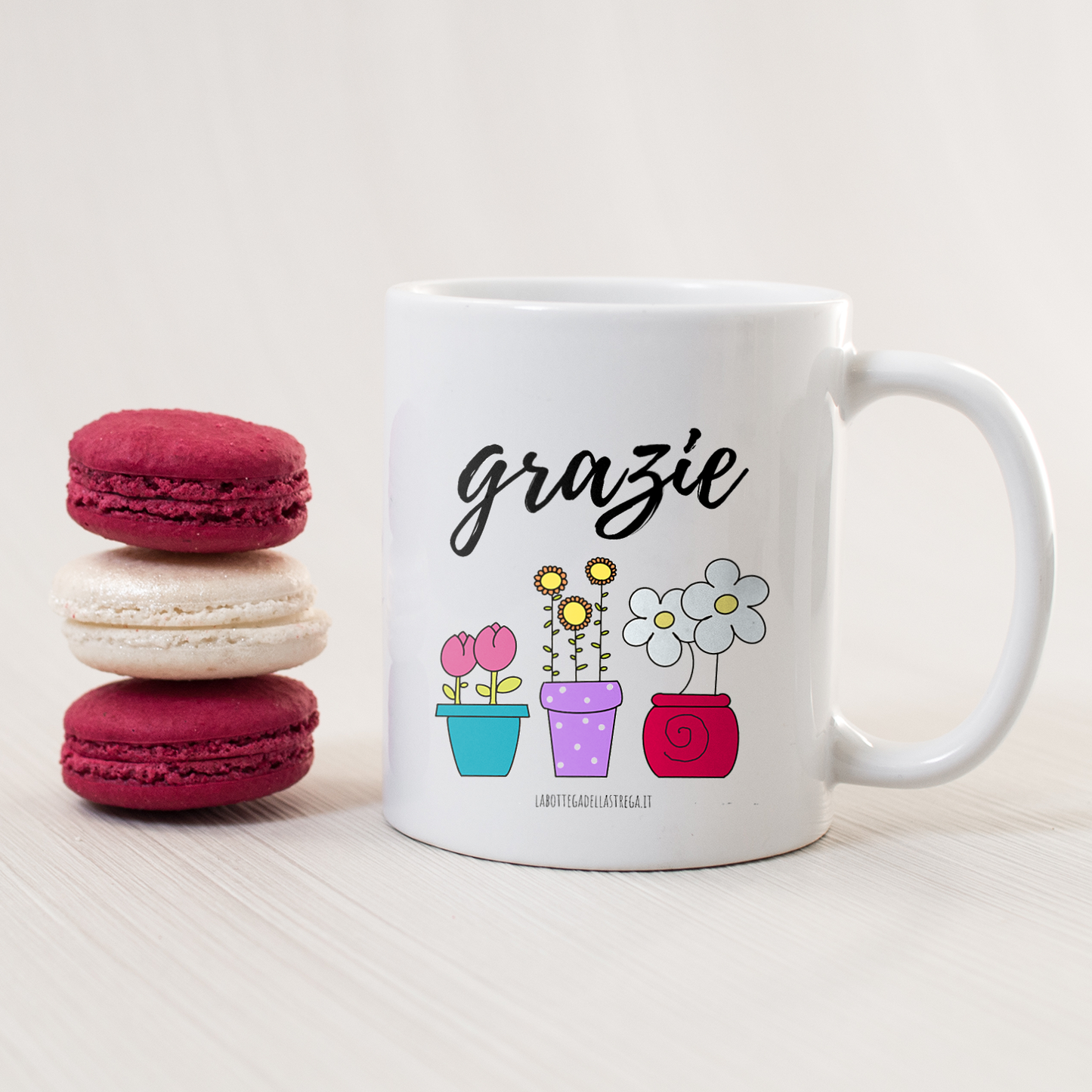 Tazza "Grazie" con fiori in uso su tavolo, perfetta come idea regalo originale

