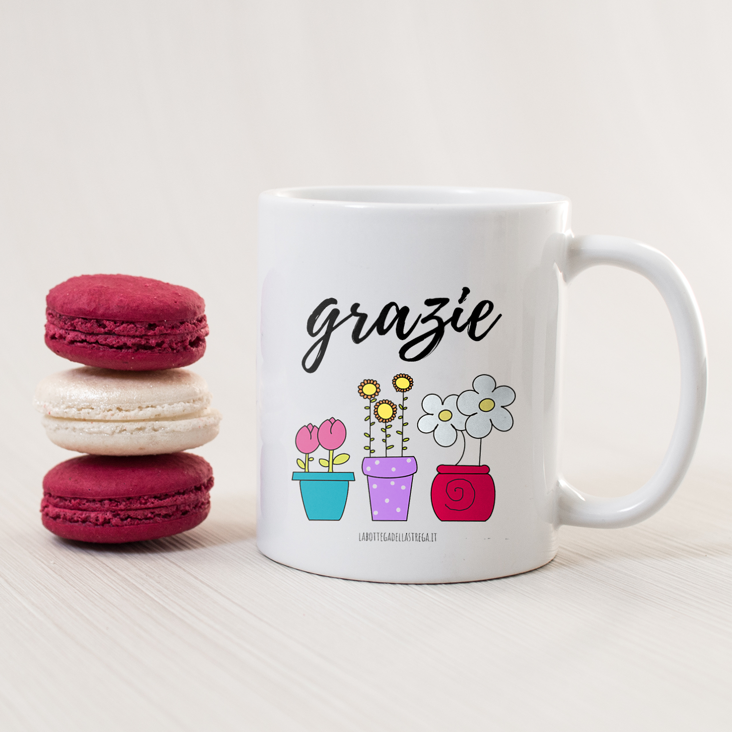 Tazza "Grazie" con fiori in uso su tavolo, perfetta come idea regalo originale

