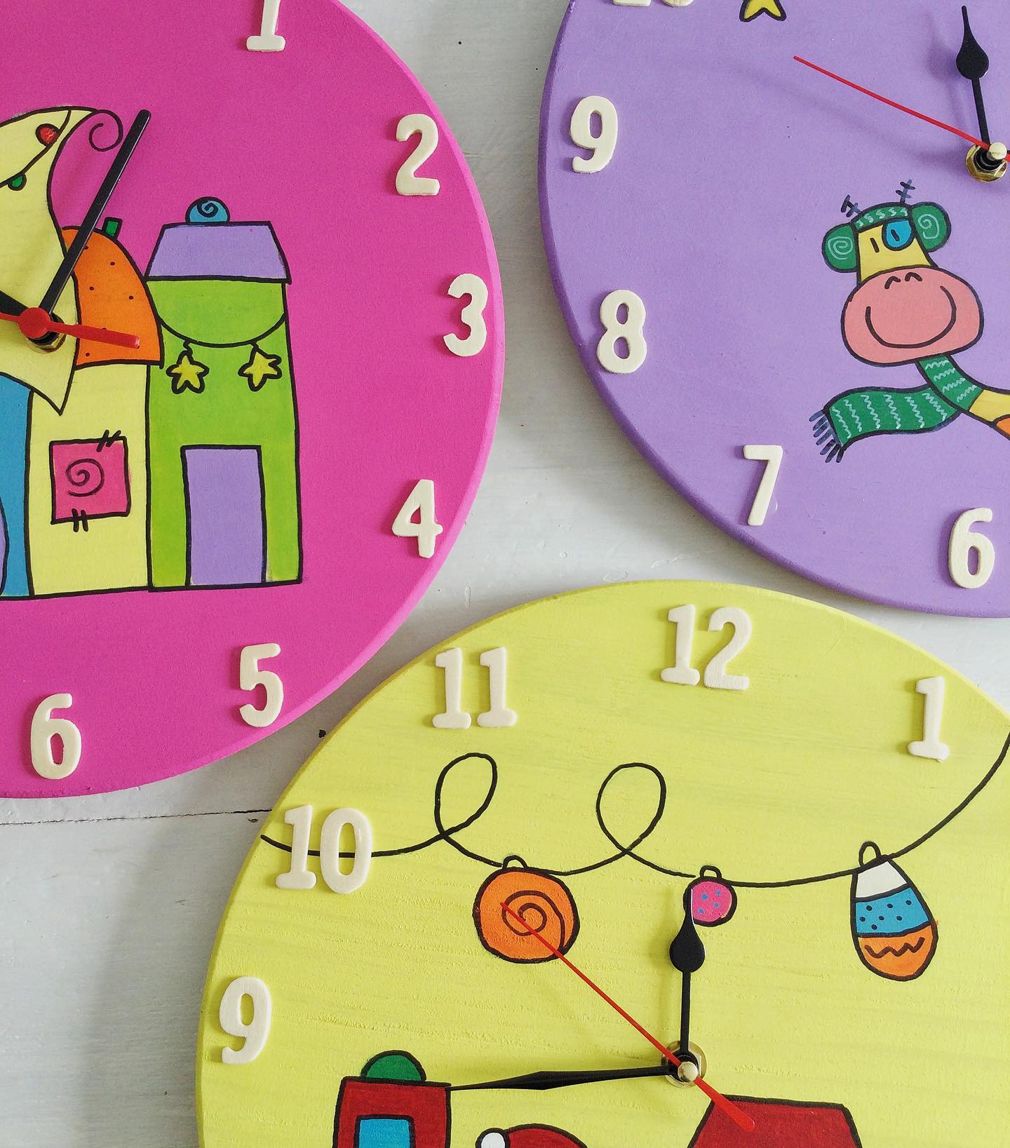 Orologio da Parete in Legno Dipinto a Mano – Giraffe Natalizie Lilla